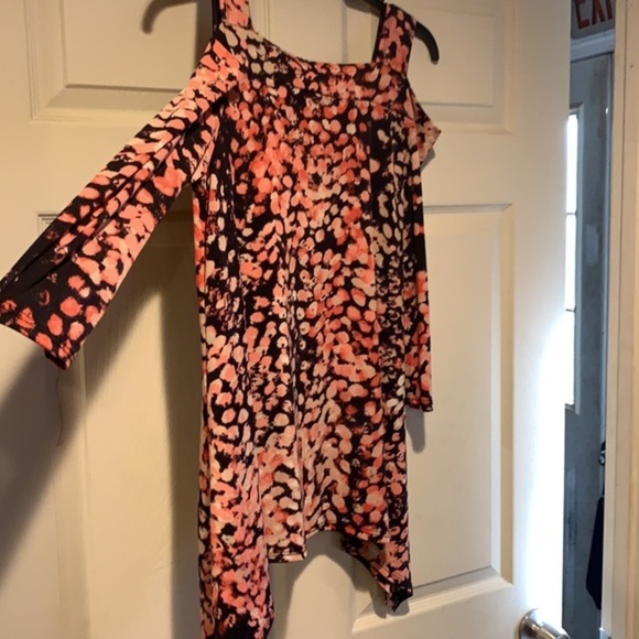 NWOT Karen T Designs Cold Shoulder Shark Bite Top 🌸 - Picture 5 of 8